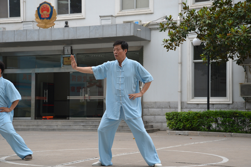 聘請陳式太極拳知名教練教學(xué)，開展太極拳興趣小組活動。