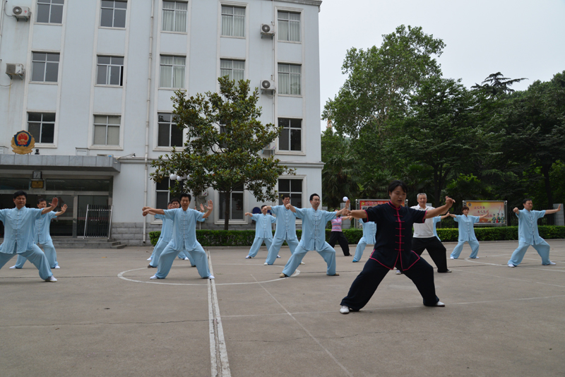 聘請陳式太極拳知名教練教學(xué)，開展太極拳興趣小組活動。