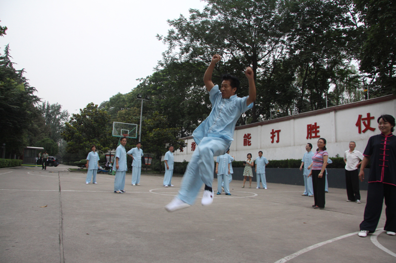 聘請陳式太極拳知名教練教學(xué)，開展太極拳興趣小組活動。